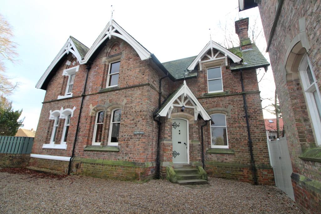 Elton Parade, Darlington, County Durham 2 bed cottage £900 pcm (£208 pw)