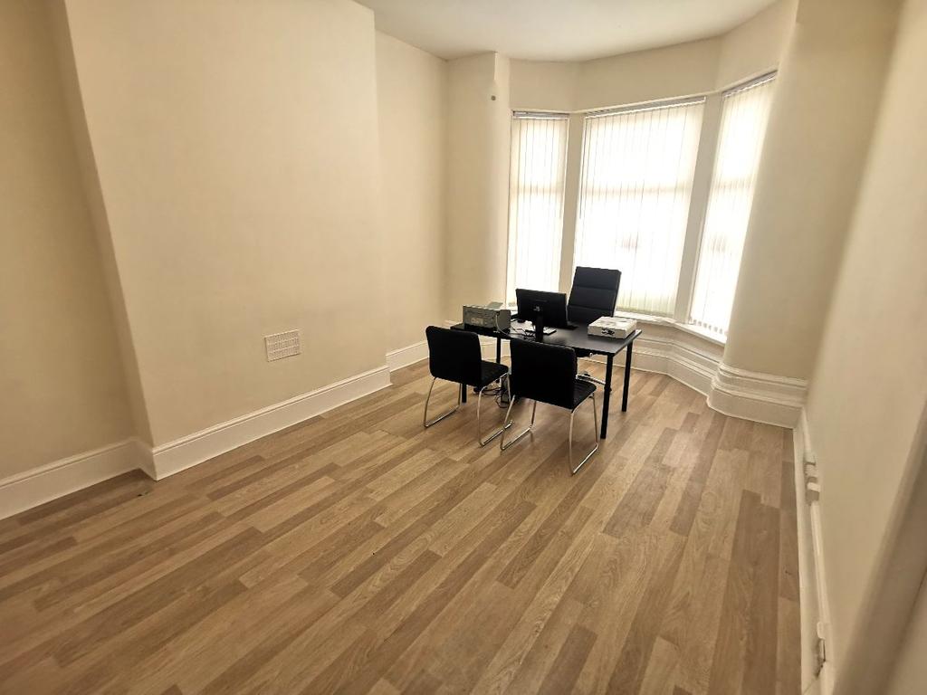 Dickenson Road, Longsight, Manchester, M13 Office £450 pcm (£104 pw)