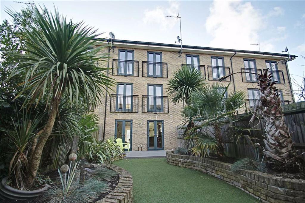Sheldon Way, Berkhamsted, Sheldon Way 5 bed townhouse £750,000