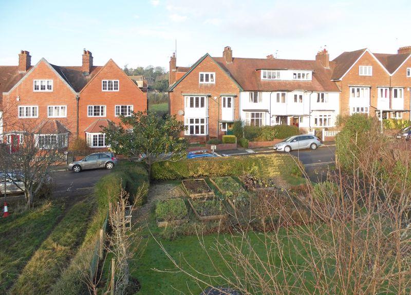 Wonderful views and large gardens in Velwell road A short walk to the