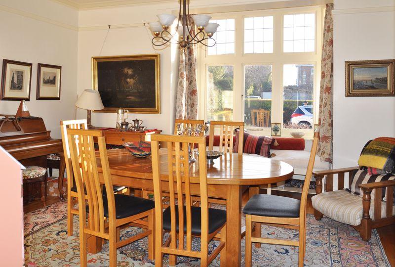Wonderful views and large gardens in Velwell road A short walk to the