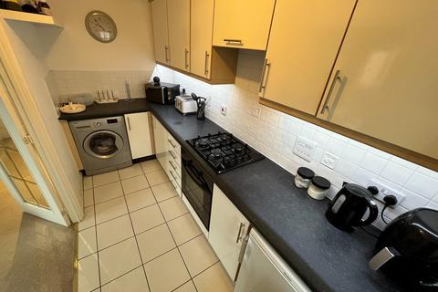 2 bedroom flat to rent, Otter street, Hilton, DE65