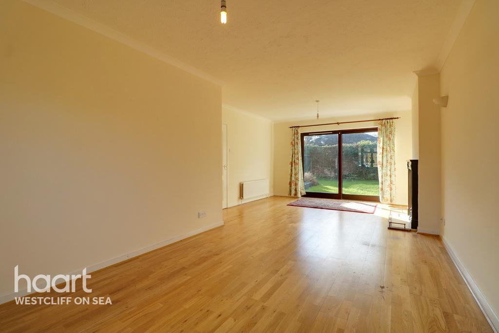 Eastbourne Grove, WestcliffOnSea 4 bed detached house £425,000