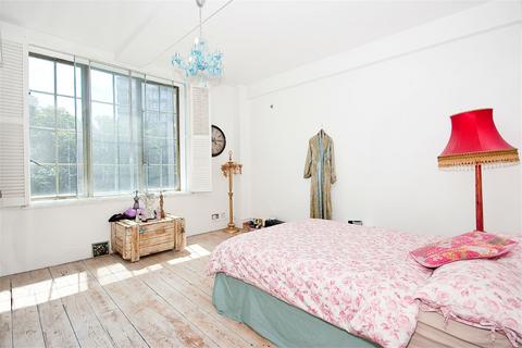 2 bedroom apartment to rent, Mission Building, E14