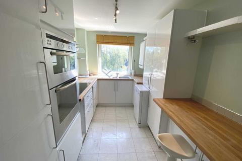 2 bedroom flat to rent, Scrubbitts Square, Radlett