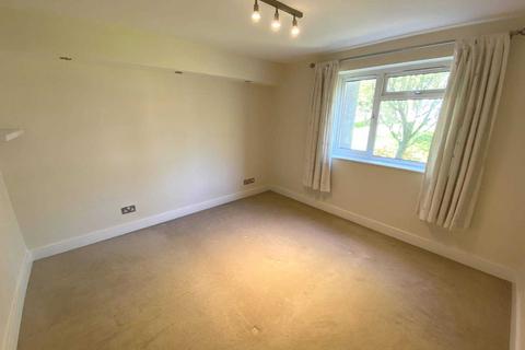 2 bedroom flat to rent, Scrubbitts Square, Radlett