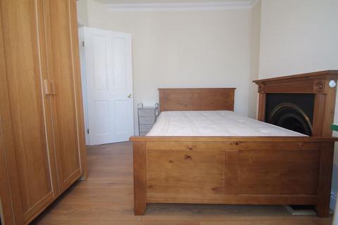 4 bedroom semi-detached house to rent, Tachbrook Road, Uxbridge, UB8