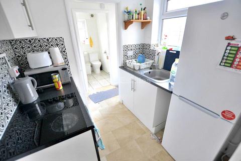 3 bedroom terraced house to rent, Cardigan Road, Reading