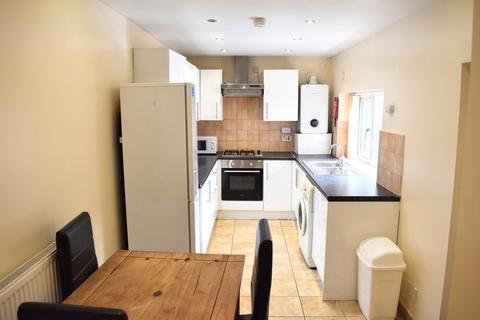 3 bedroom terraced house to rent, Ealing Avenue, Rusholme