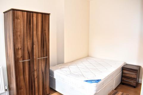 3 bedroom terraced house to rent, Ealing Avenue, Rusholme