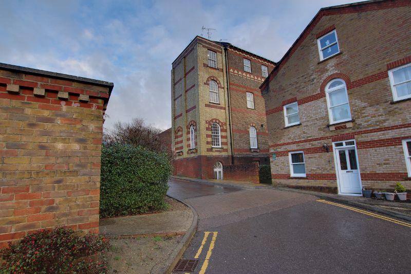 Colwell Road, Haywards Heath 2 bed flat £190,000