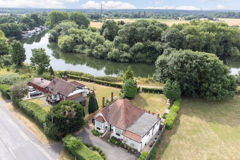 1 bedroom detached bungalow for sale, Chertsey Road, Shepperton
