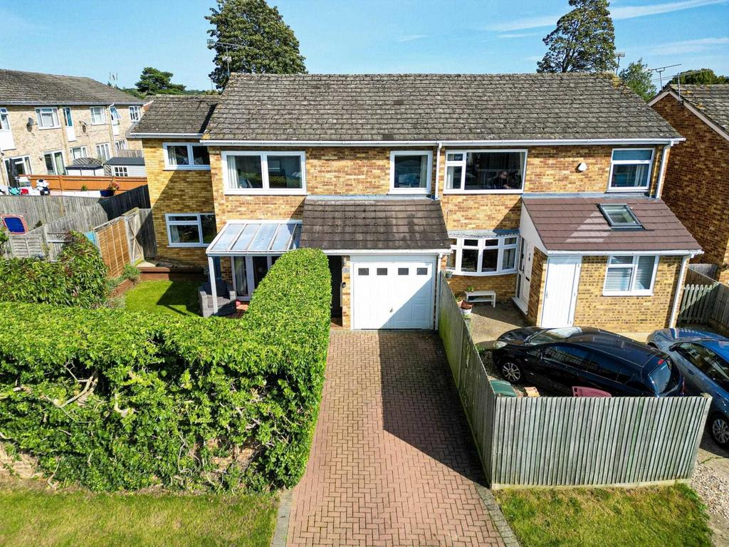 Odiham Avenue, Caversham Park Village 4 bed semidetached house for
