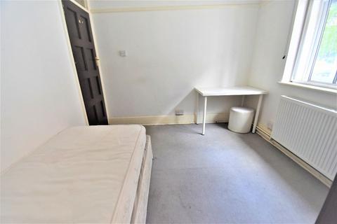 1 bedroom in a house share to rent, Osterley Court, Osterley TW7