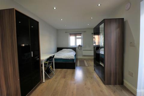 Studio to rent, Marlborough Drive, Ilford IG5