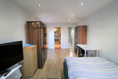 Studio to rent, Marlborough Drive, Ilford IG5