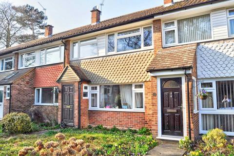 3 bedroom terraced house to rent, Castleton Court, Marlow SL7