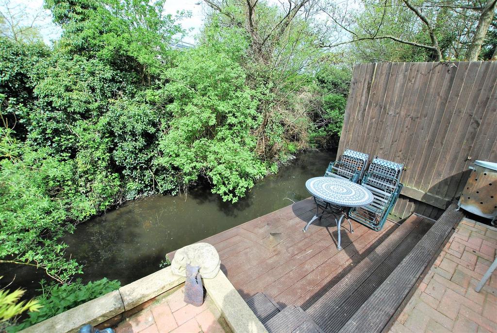 Braybourne Close, Uxbridge 5 bed terraced house £2,350 pcm (£542 pw)