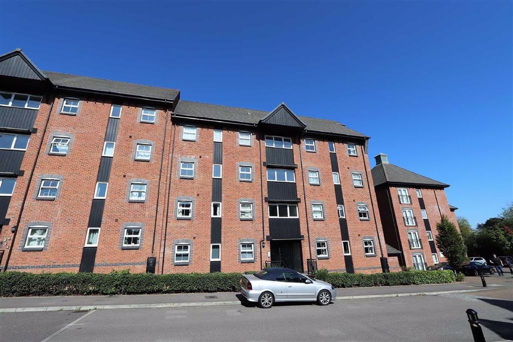 The Wharf, Linslade 2 bed apartment £80,000