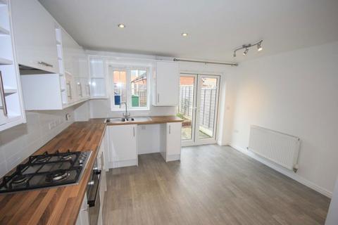 3 bedroom townhouse to rent, Felton Close, Stafford, ST17 4FG