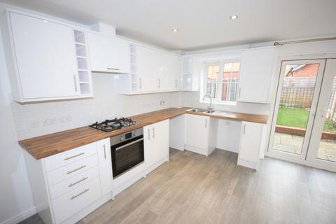3 bedroom townhouse to rent, Felton Close, Stafford, ST17 4FG