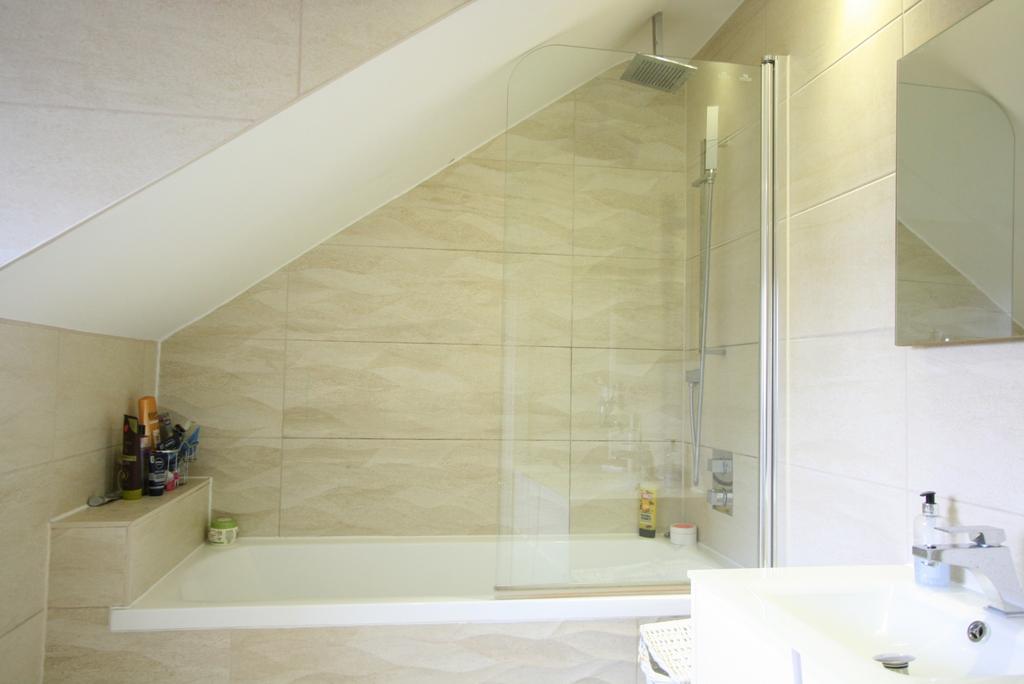 Master bedroom en-suite