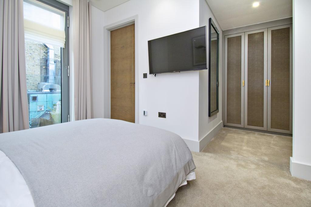 Master Bedroom (2)