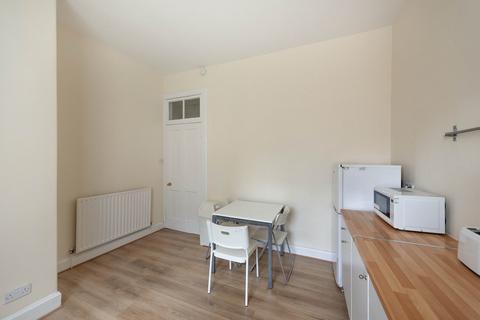 2 bedroom flat to rent, Princes Street, Stirling FK8