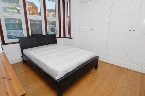 2 bedroom flat to rent, Wimbledon Park Road, Southfields, London, SW18 5SH
