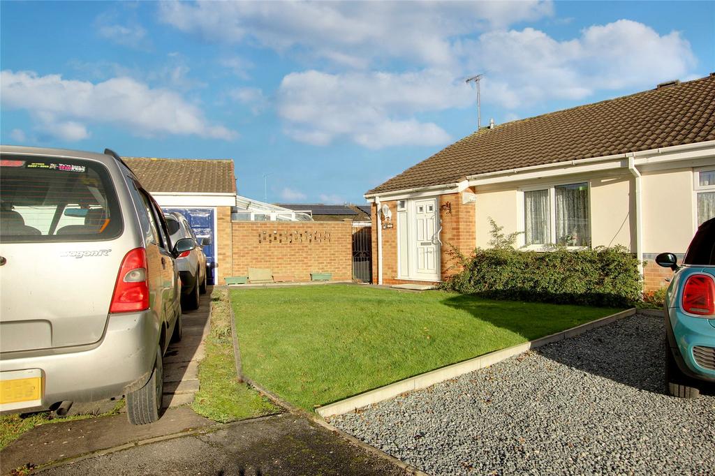 The Queensway, Hull, East Yorkshire, HU6 2 bed bungalow £120,000