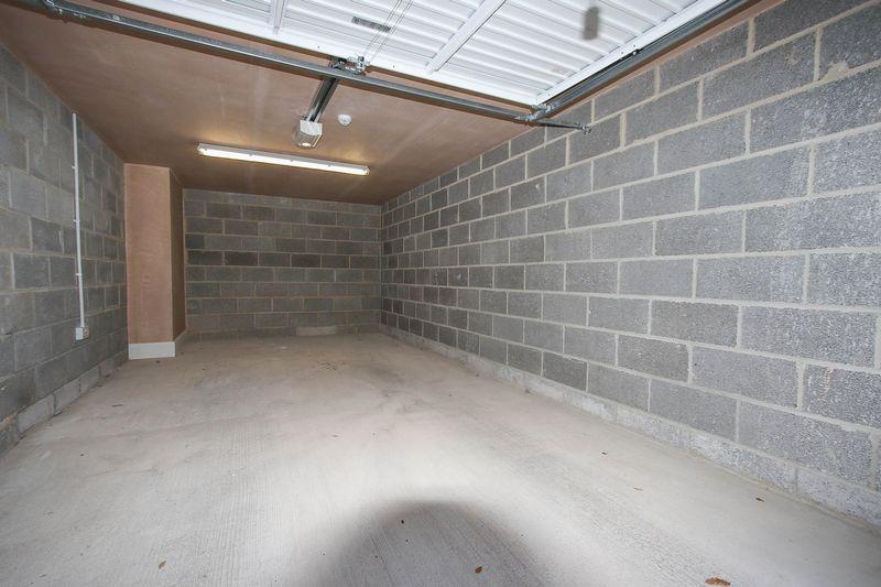 Rare garage in Hill