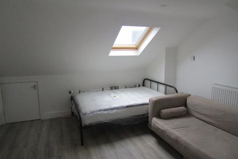 Studio to rent, High Road, Southampton