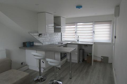 Studio to rent, High Road, Southampton