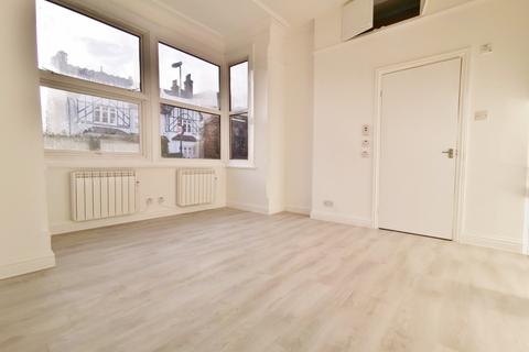 Studio to rent, Onslow Gardens, Muswell Hill N10