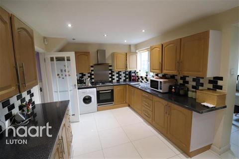 4 bedroom terraced house to rent, Kinross Crescent, Luton