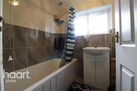4 bedroom terraced house to rent, Kinross Crescent, Luton