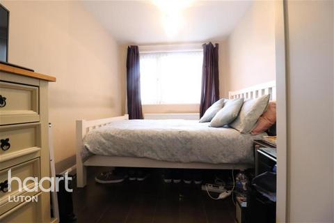 4 bedroom terraced house to rent, Kinross Crescent, Luton