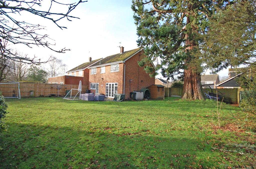 Coniston Close, White Court, Braintree, CM77 4 bed detached house £