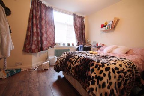 6 bedroom semi-detached house to rent - Pield Heath Road, Uxbridge, UB8