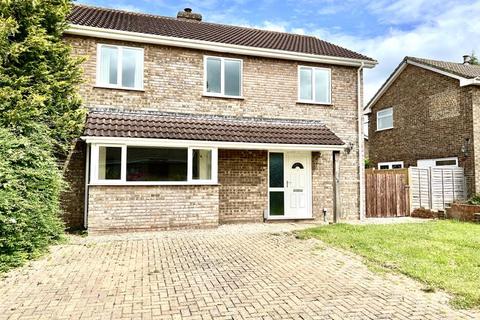 4 bedroom detached house to rent, Poynder Place, Calne SN11