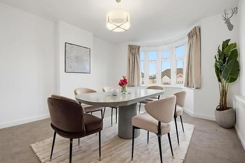 4 bedroom detached house to rent, Theydon Park Road, Theydon Bois, Epping, Essex