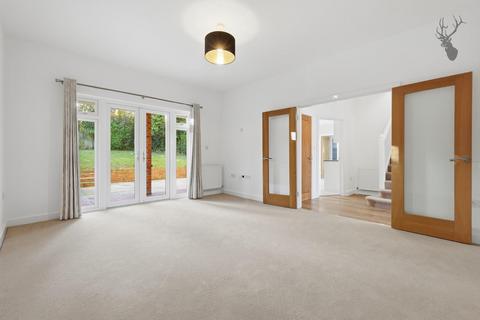 4 bedroom detached house to rent, Theydon Park Road, Theydon Bois, Epping, Essex