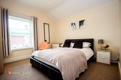 2 bedroom detached house to rent, Canterbury Road, Colchester, Essex, CO2