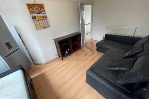 1 bedroom flat to rent, Staines Road, Hounslow, TW4