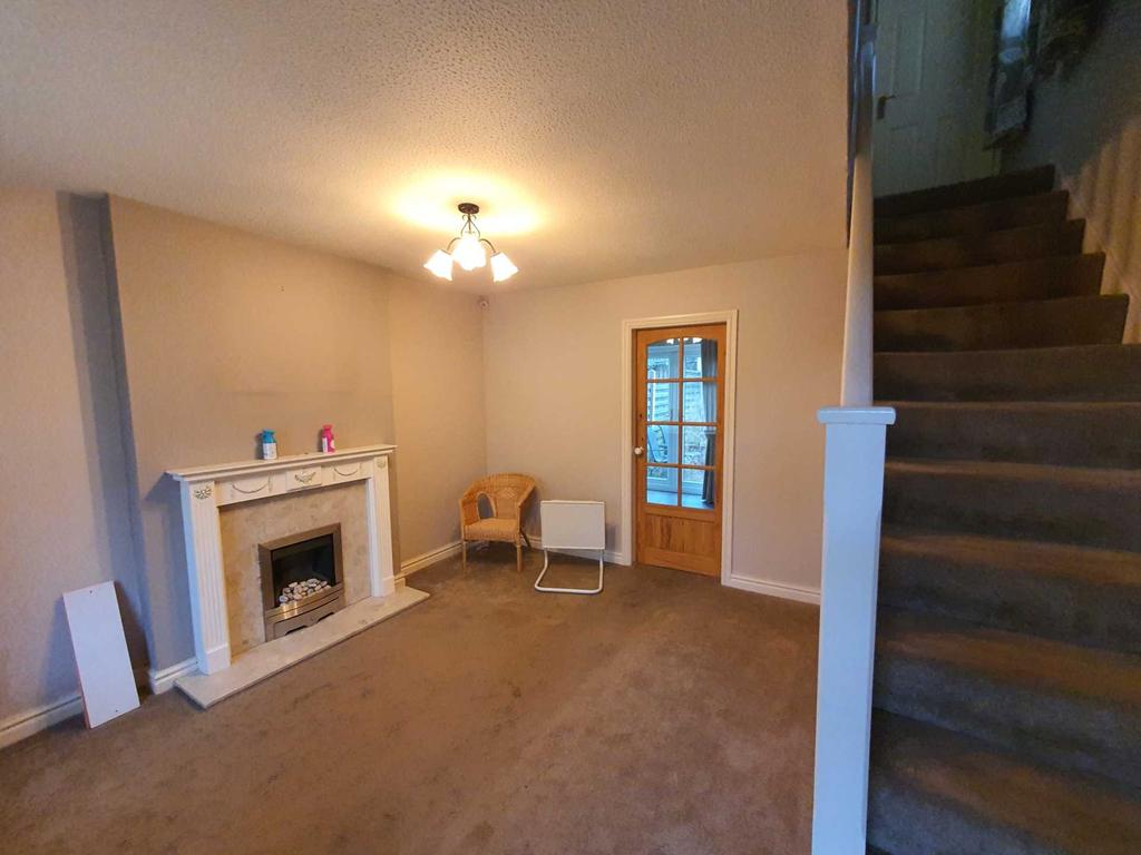Maizebrook, Dewsbury 2 bed end of terrace house £550 pcm (£127 pw)