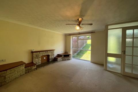 3 bedroom end of terrace house to rent - Hazel Close