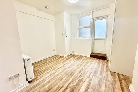 3 bedroom apartment to rent, Victoria Pararde, Ramsgate