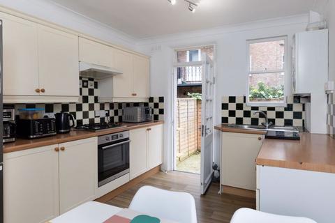 1 bedroom ground floor flat to rent, Starfield Road W12