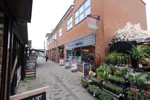 Shop to rent, Tolgate Lane, Rochester