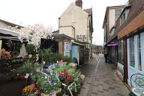 Shop to rent, Tolgate Lane, Rochester